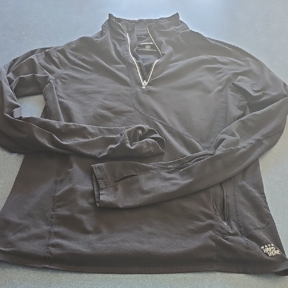 Mountain Hardwear Black Sweatshirt Versatile and Comfortable